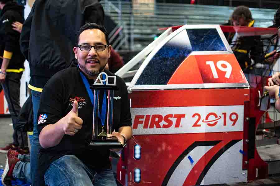 El coach Rafael Arteaga con el trofeo logrado por sus alumnos