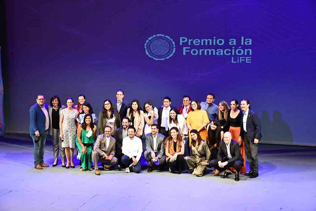 Los ganadores en etapa local y nacional con directivos de la Institución.