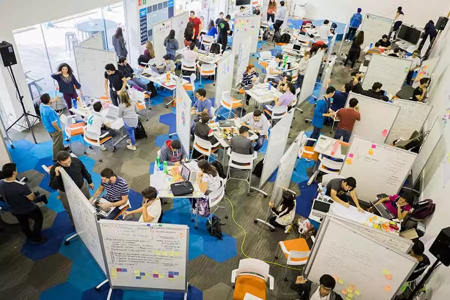 Diversos estudiantes del Tec de Monterrey resolviendo reto en clase