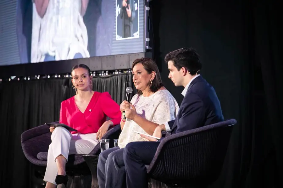La candidata de “Fuerza y Corazón por México” habló sobre su visión para el país y compartió sus propuestas a las y los jóvenes.