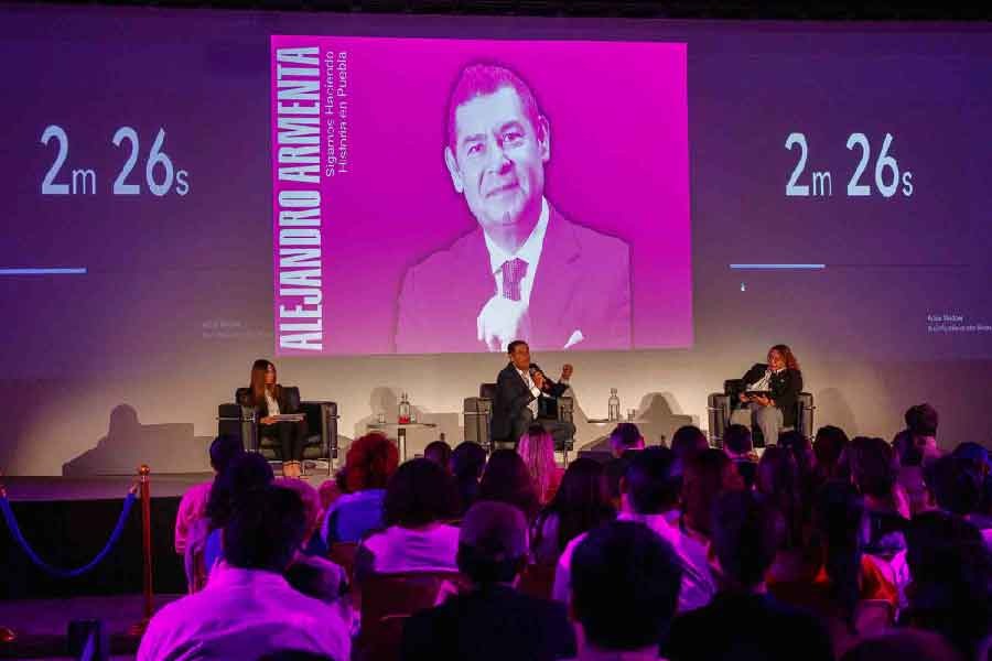 Alejandro Armenta en el foro actua en el Tec de Monterrey campus Puebla