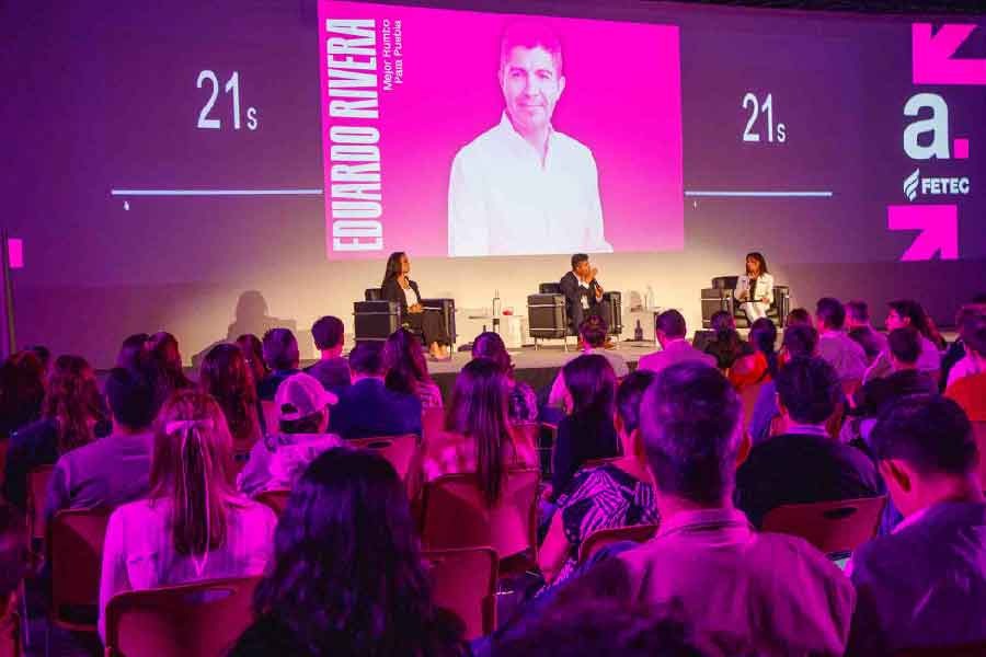 Eduardo Rivera en el foro actua en el Tec de Monterrey campus Puebla