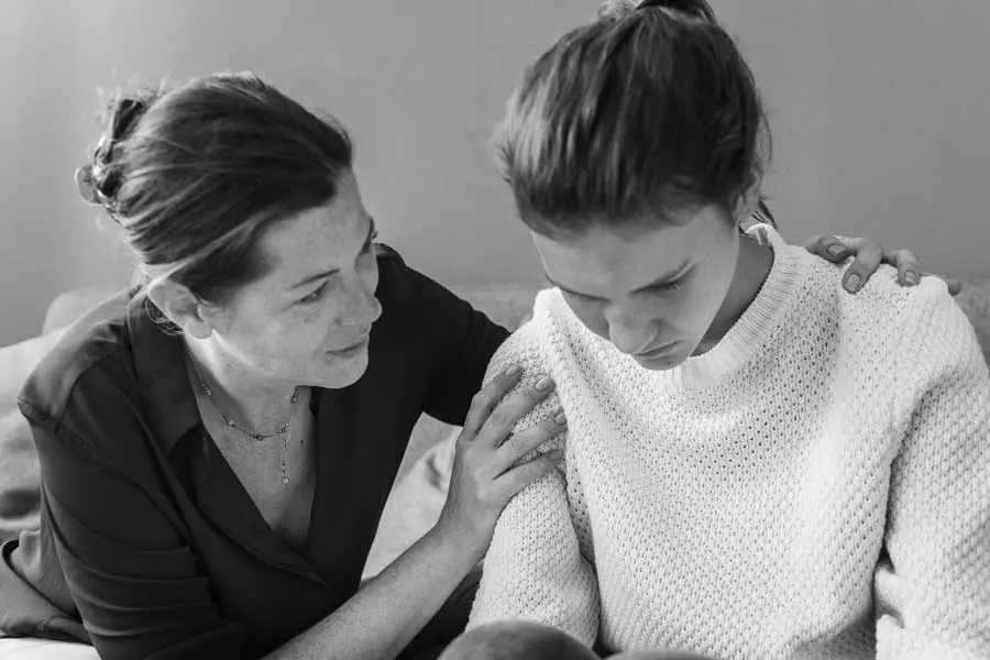 Una madre y su hija adolescente.