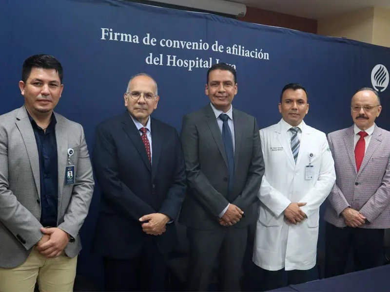 Foto grupal de directivos de TecSalud y Grupo M&eacute;dico Joya durante de firma de afiliaci&oacute;n a red de colaboraci&oacute;n.