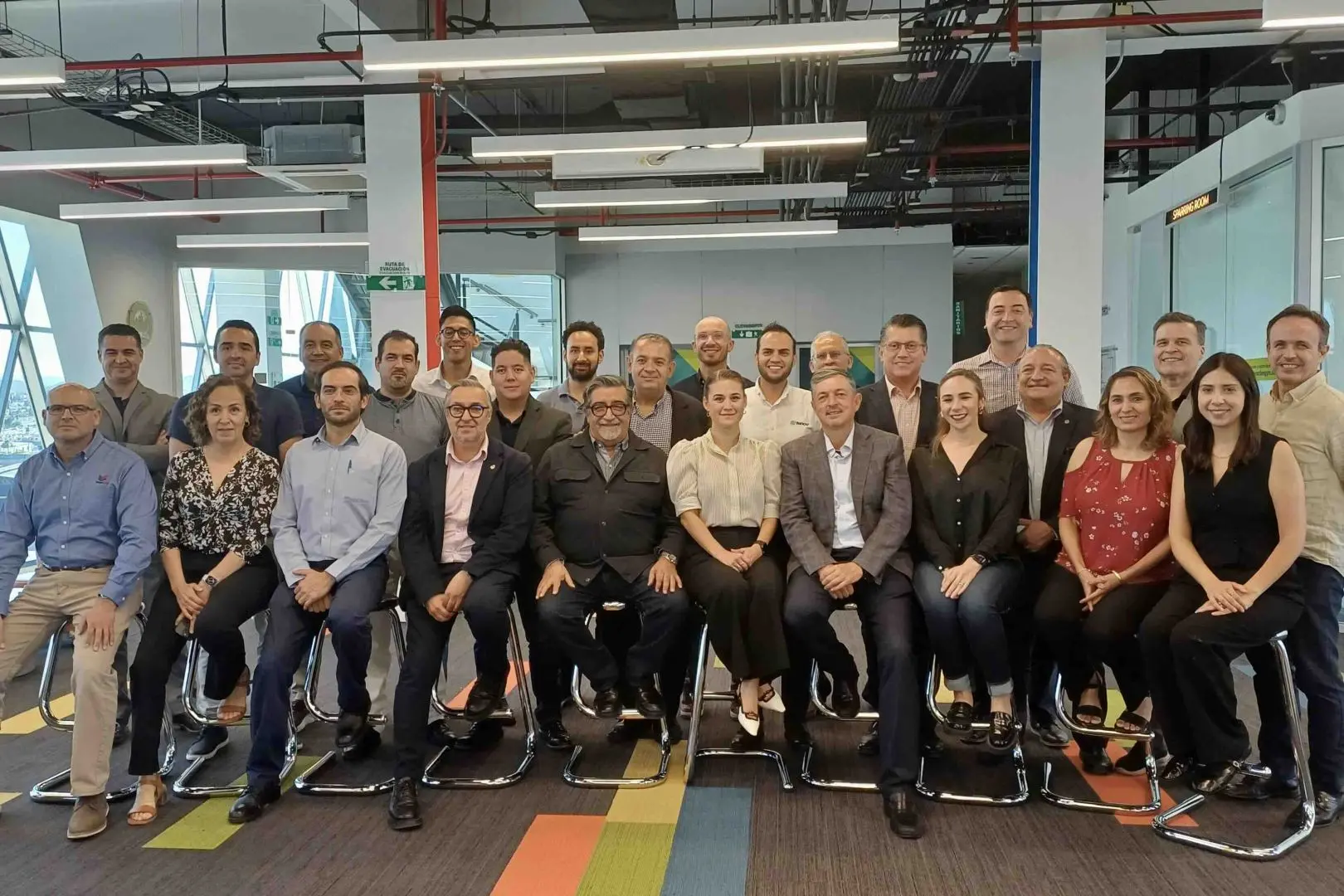 Todos los participantes en las discusiones para configurar el Centro de IA+ D en el Tec campus Chihuahua