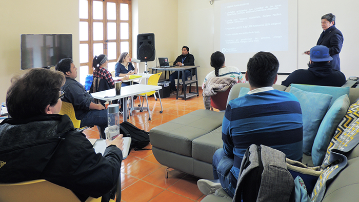 El director del campus dando la bienvenida a los alumnos