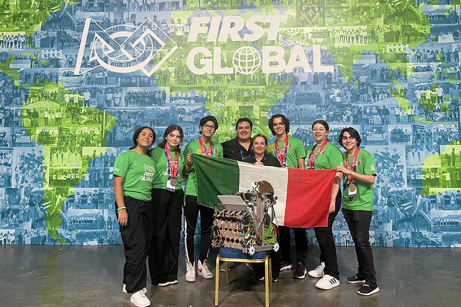 Francisco Rosas con Botbusters en evento internacional en Singapur.