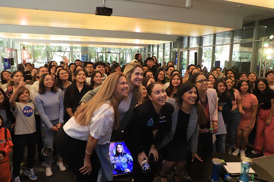 Katya Echazarreta con estudiantes en Tec campus Ciudad de México