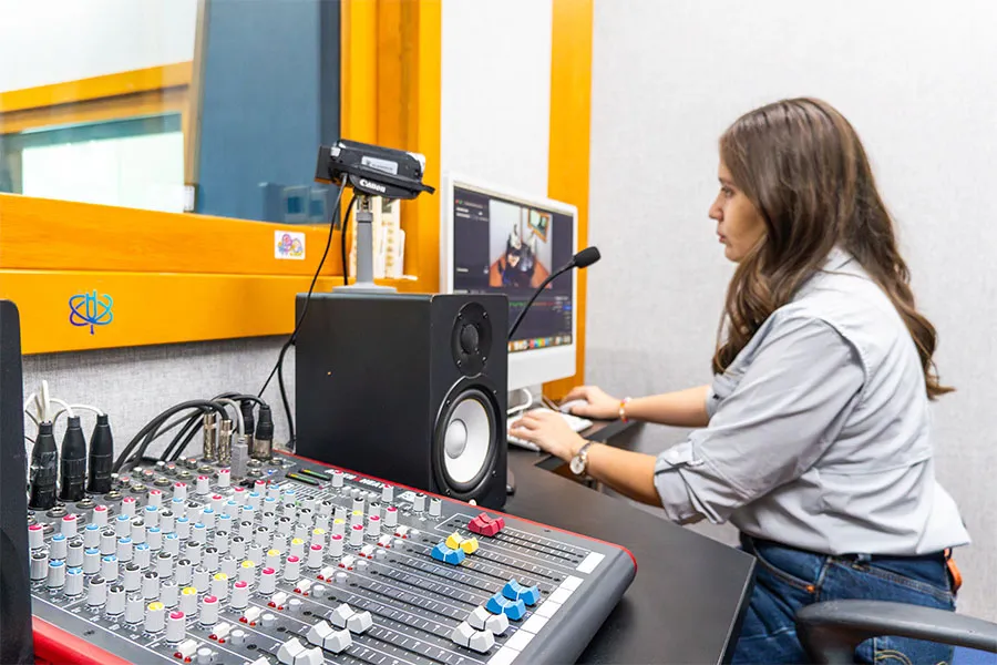 Estudiante utiliza cabina de radio en la Escuela de Humanidades y Educaci&oacute;n del Tec de Monterrey campus Laguna