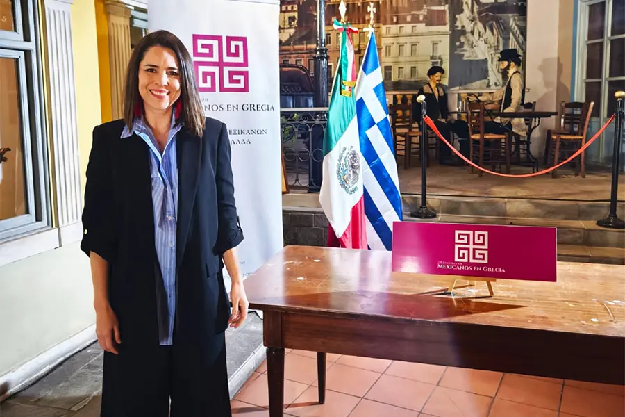 Gabriela Cuéllar dando un curso de reinserción laboral.
