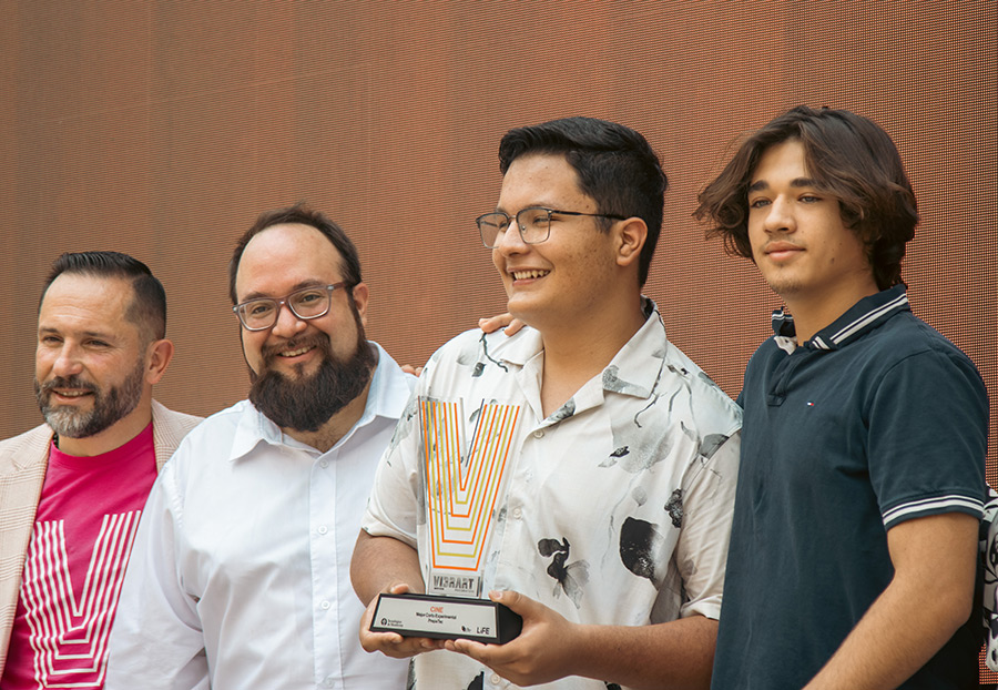 Estudiantes ganadores de la competencia de cine.