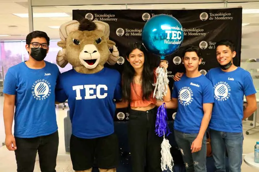 Yineth Karolina acompañada de la octava generación de Líderes del Mañana