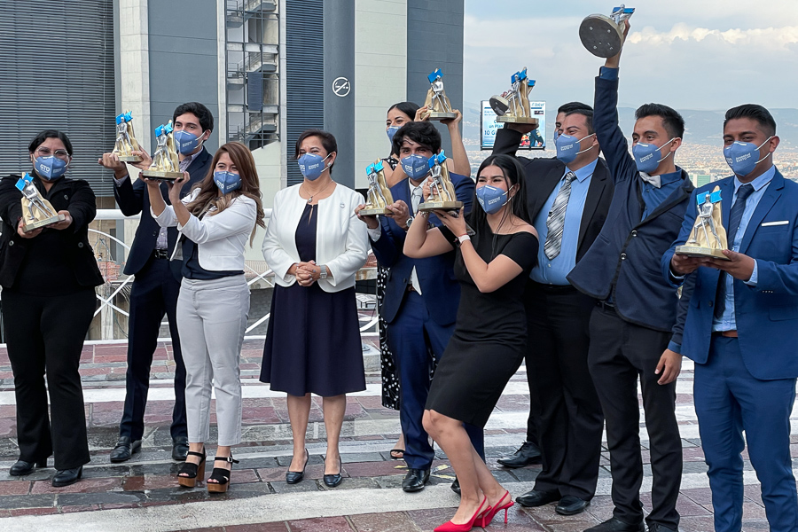 Grupo de jóvenes galardonados con el premio