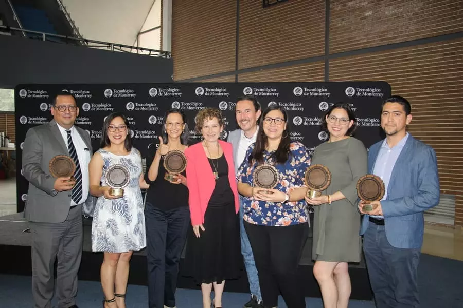 Ricardo Bautista, Alba Cázares, Luzella Rodríguez, Adangélica Requenes, Zoé Montoya y Norman Ramírez, ganadores del Premio LiFe en el campus Monterrey, junto a Moraima Campbell y Luis Raúl Domínguez (centro), directivos de LiFE.