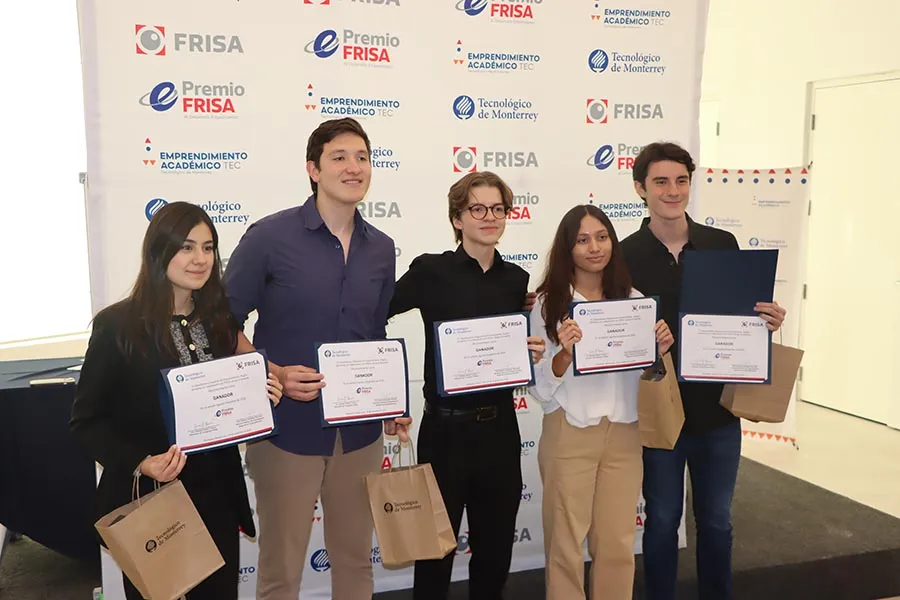 Estudiantes ganadores de la 57 edici&oacute;n del Premio FRISA.