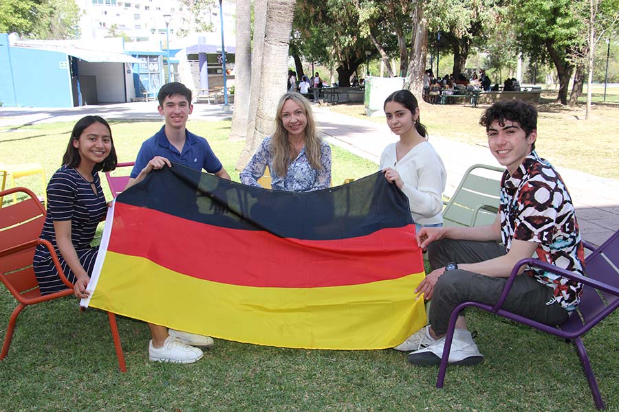 María Fernanda Villeda, Cristóbal Ruiz, la profesora Nicole Henkel, Carolina Garza y Luis Eduardo Rosales, fueron los alumnos de la PrepaTec Eugenio Garza Lagüera que compitieron en la Olimpiada Internacional de Alemán.