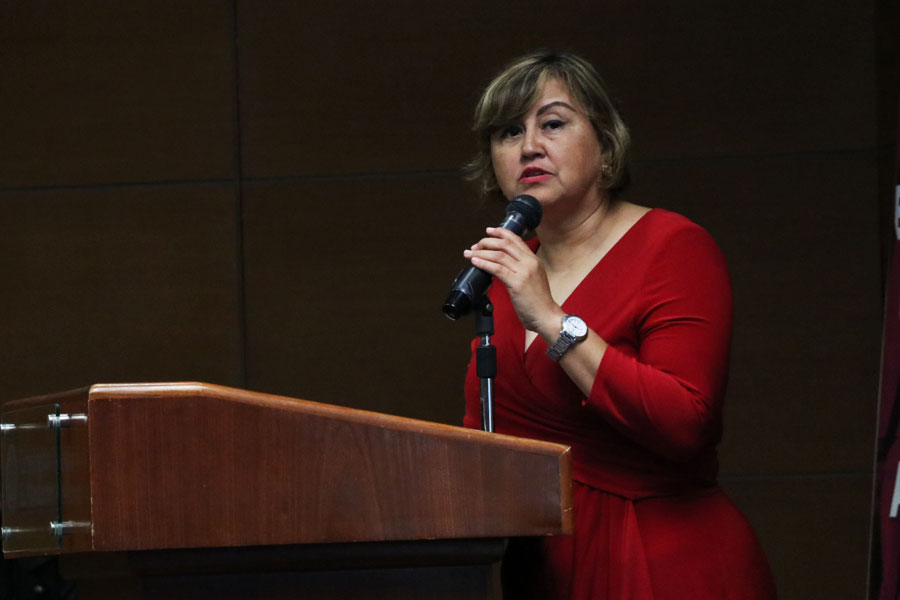 Georgina dando palabras de bienvenida durante ceremonia de excelencia