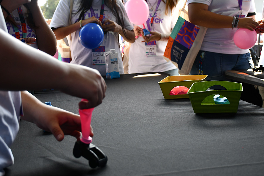 Actividad de construcci&oacute;n de un coche de propulsi&oacute;n a globo por parte de las representantes de TM Racing en Girls on Track.