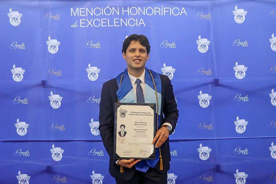 André Moreno, egresado con Mención Honorífica