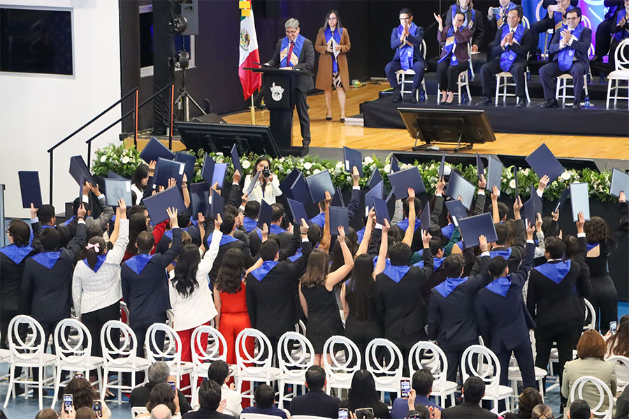 49 egresados tomaron protesta durante la ceremonia de graduaci&oacute;n