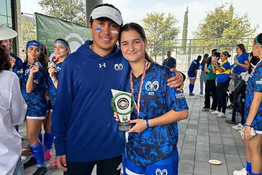 Greta Sancho, jugadora de Borregos Monterrey en PrepaTec, junto a entrenador Andrés Narvaez. 