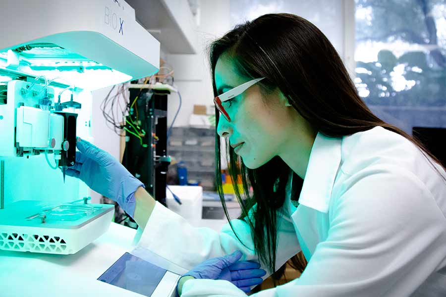 La doctora Grissel Trujillo trabajando con una máquina de biompresión 3D