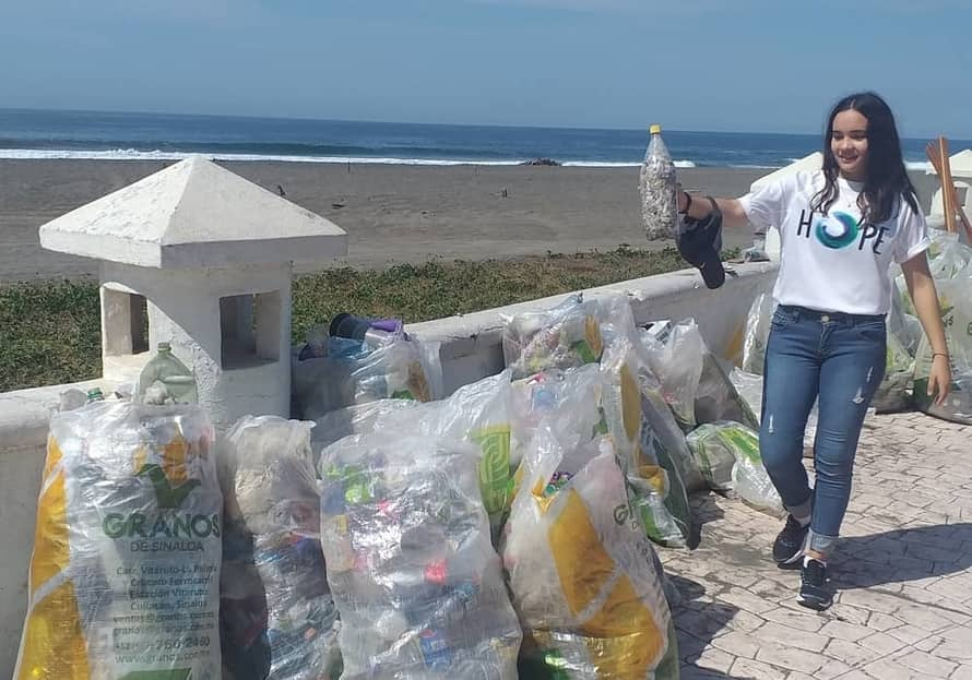 Grupo ecológico de PrepaTec Colima limpia playas de Tecomán