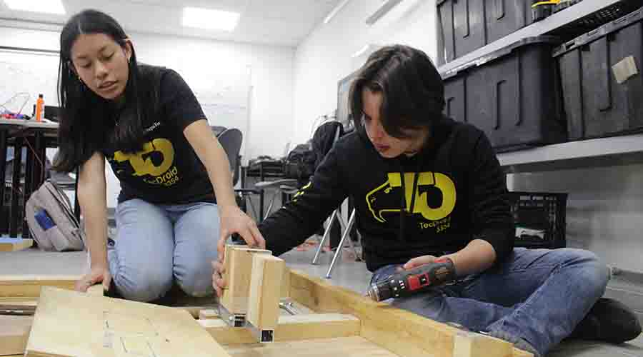 Estudiantes de Preparatoria del Tec de Monterrey campus Querétaro trabajando en su robot TecDroid