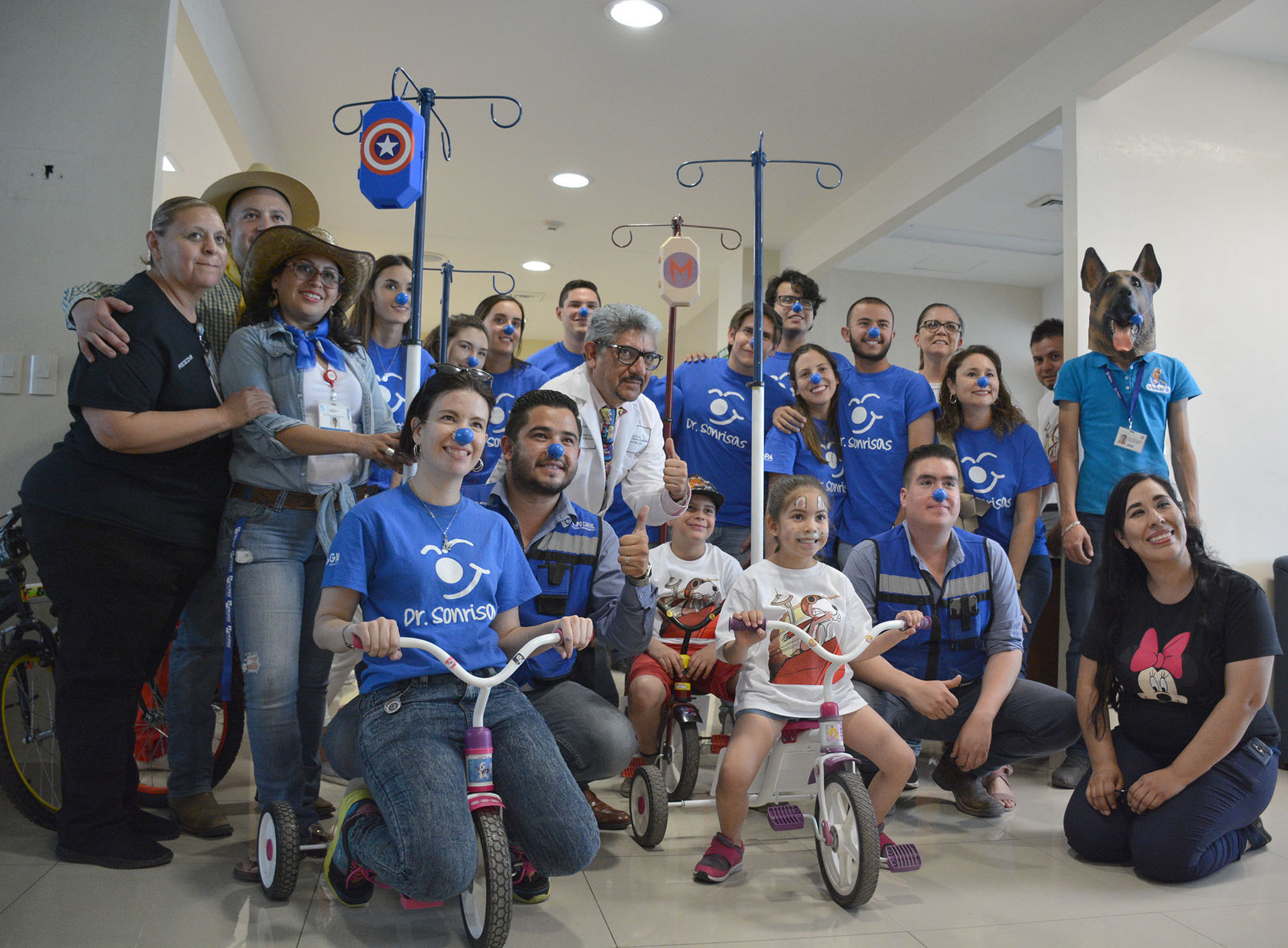 Grupo de estudiantes, personal médico y asociación Doctor Sonrisas