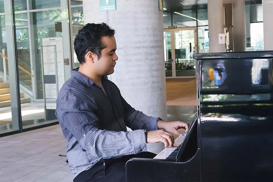 guillermo tofoya toca el piano