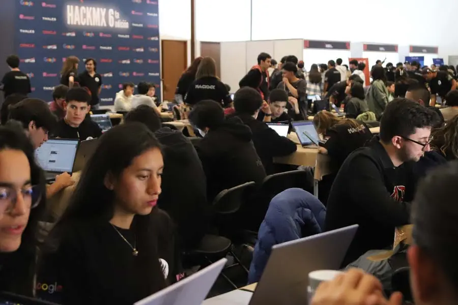 Estudiantes trabajando durante el HackMX6 del Tec campus Estado de México.
