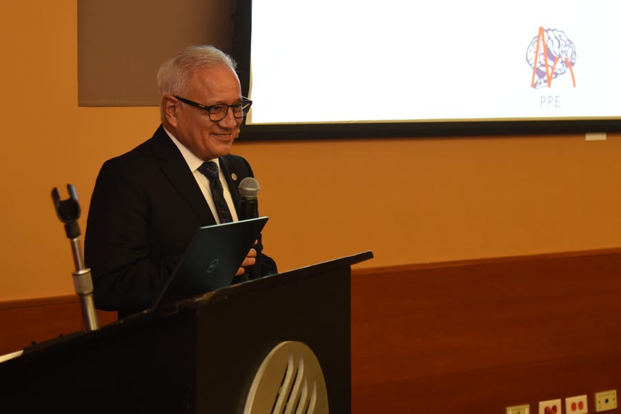 Héctor Ramón Martínez, director del Instituto de Neurología y Neurocirugía del Hospital Zambrano Hellion.