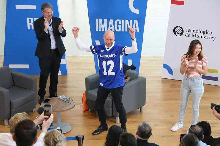 Henk Ovink vistiendo jersey de Borregos Tec