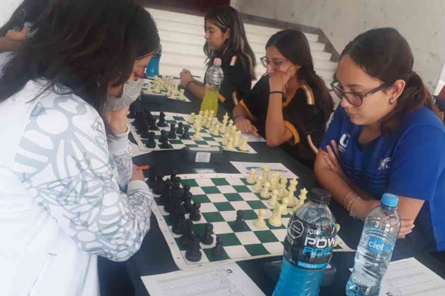 Hiromi Carrillo, jugadora de ajedrez campus SLP en competencia regional CONDEE en Guanajuato