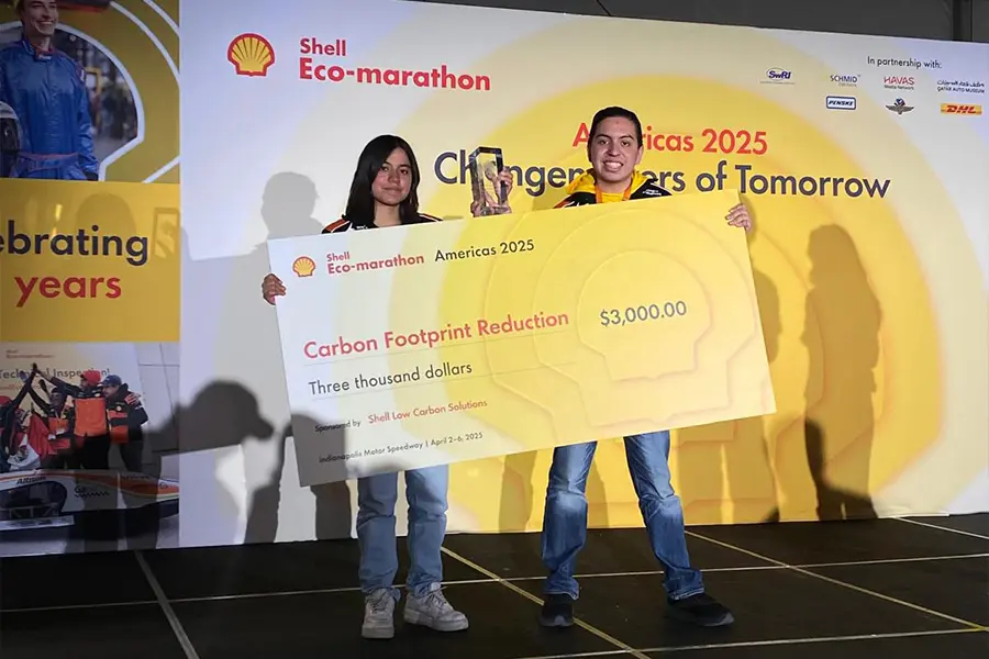 Eco Volt CCM recibiendo cheque en el Shel Eco-Marathon Foto: cortesía Santiago Ramírez..