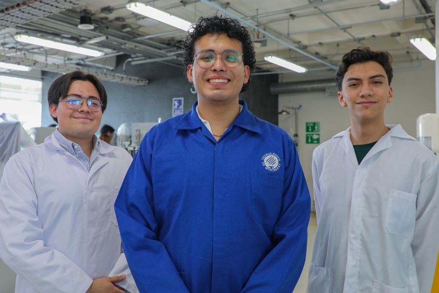 De izquierda a derecha: Sebasti&aacute;n S&aacute;nchez, Marco Arias y Hugo Rosas, estudiantes de Biotecnol&oacute;gia en el Tec campus Estado de M&eacute;xico.