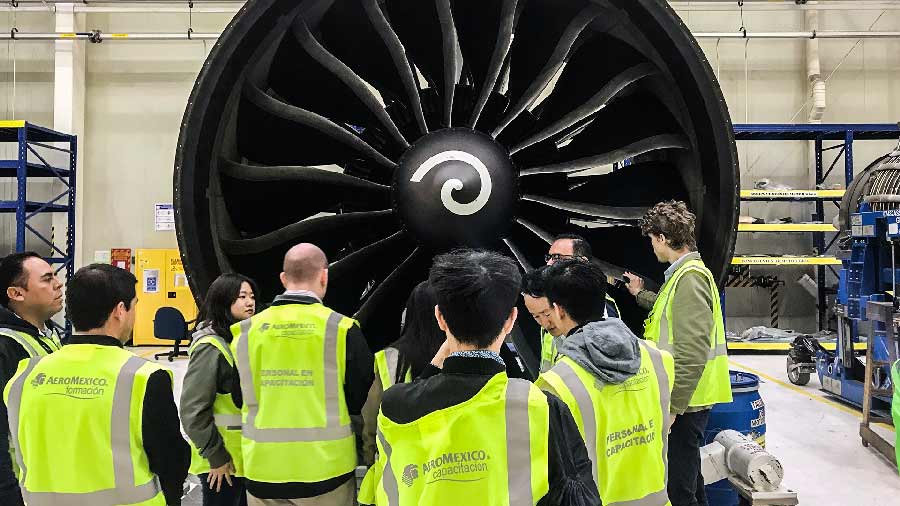 Alumnos trabajando en Aeromexico