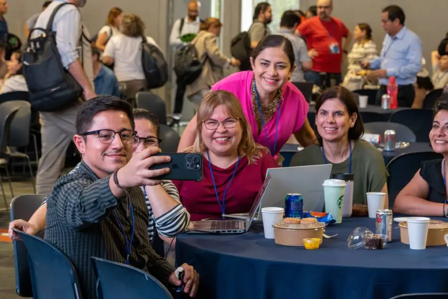 Profesores participantes en el AI Faculty Summit 2025