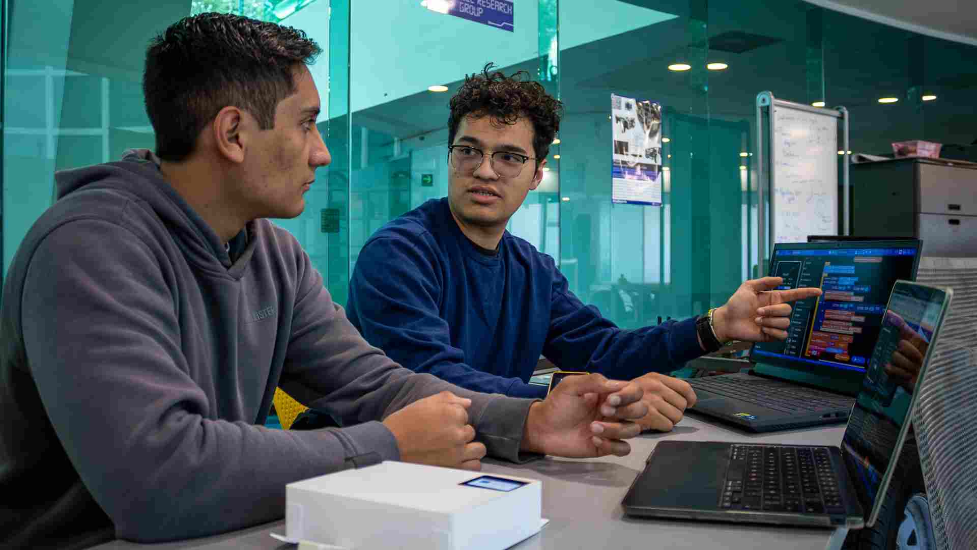 El equipo PRISMA desarroll&oacute; un sistema que usa inteligencia artificial y sensores para mejorar la seguridad en entornos industriales