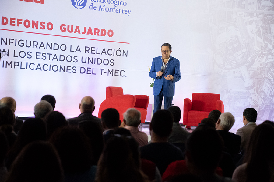 Ildefonso impartiendo conferencia en campus Saltillo