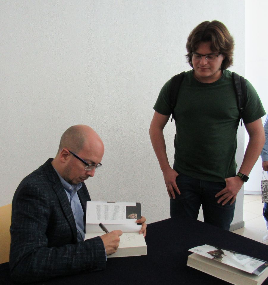 Firmó libros a estudiantes que han seguido sus obras