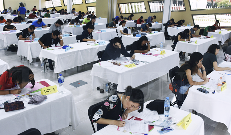 alumnos en el examen