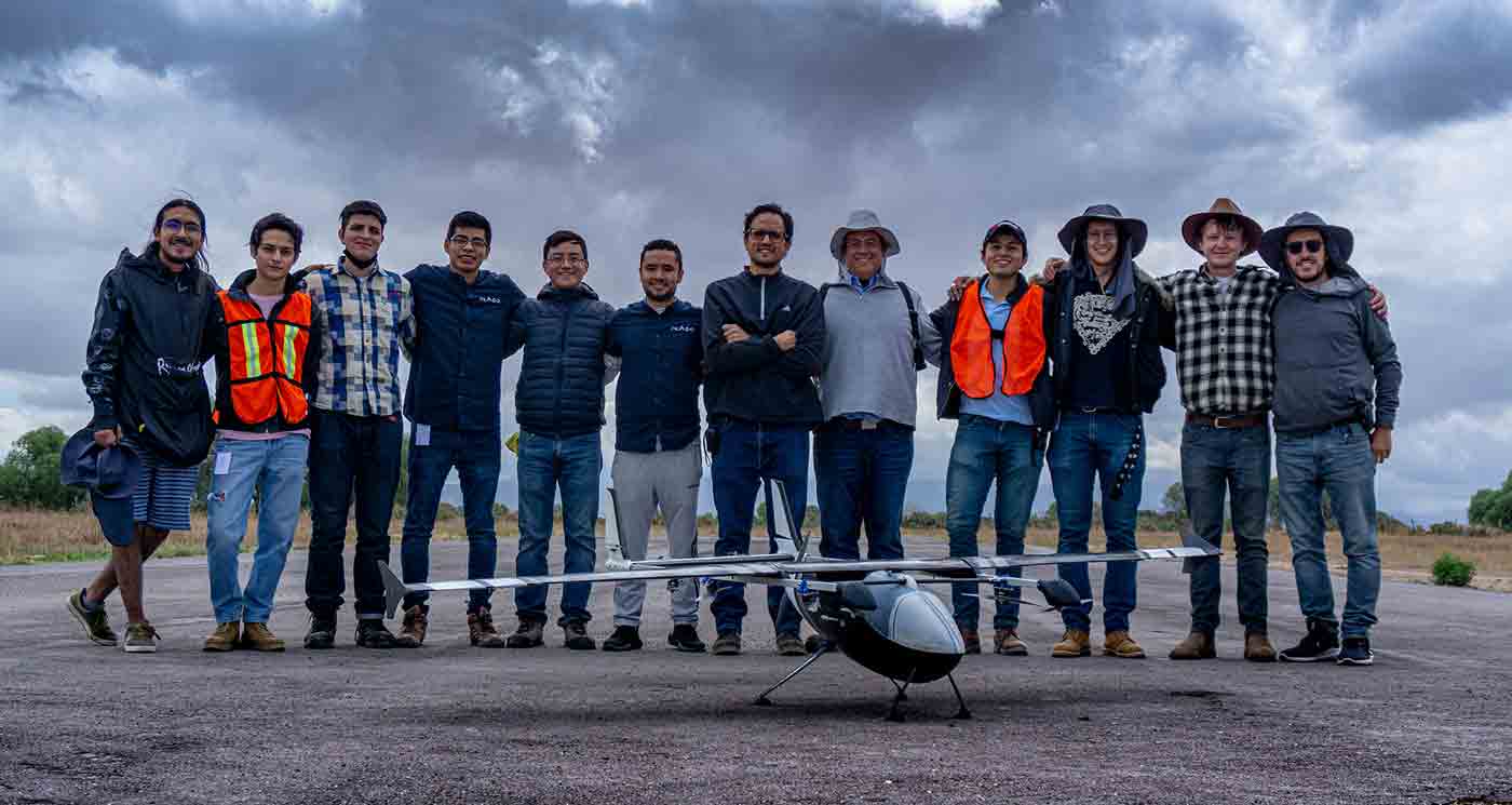 Equipo de la empresa Imago Aerospace posando con su prototipo