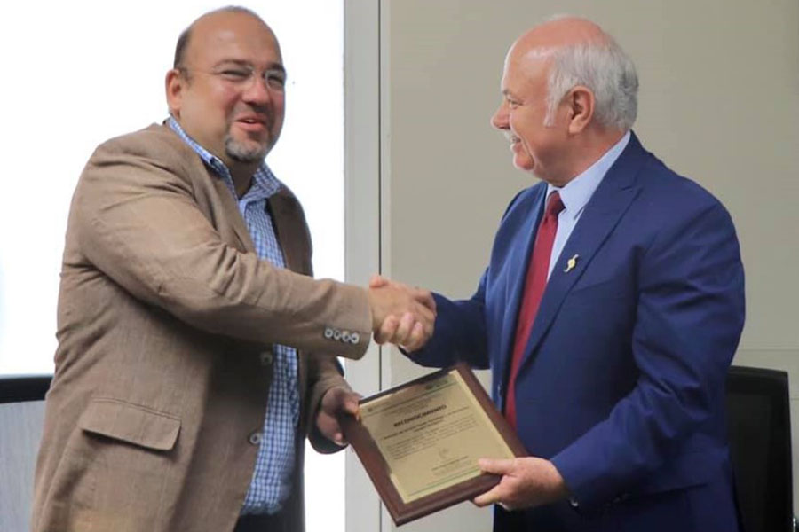 Ernesto Benavides y Roel Guajardo, director de CONALEP Nuevo León