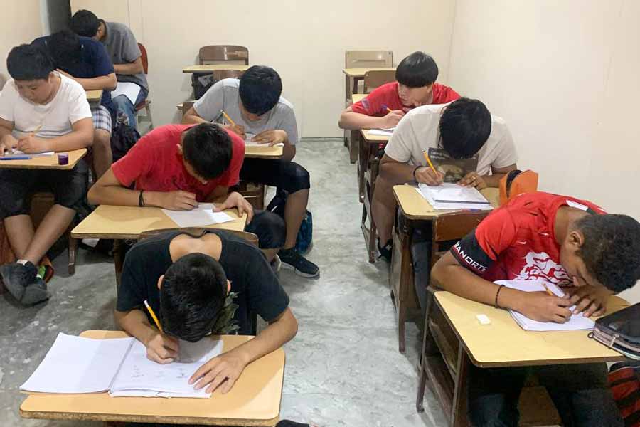 Integrantes del equipo de Cardenales estudiando en la escuela.