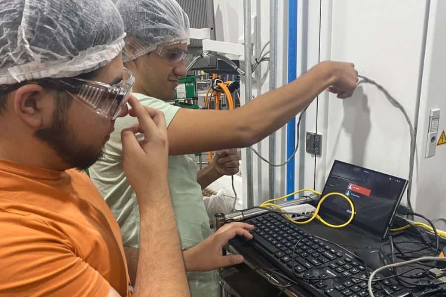 Equipo WeldForce AI trabajando en TE Connectivity.