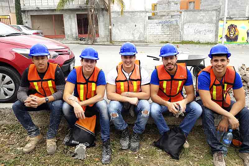 Como parte de su Servicio Social el alumno participó en Hipotec, en donde apoyó la construcción de dos casas para personas que la necesitaban.