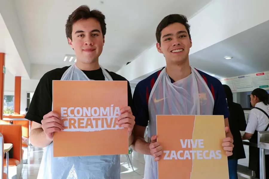 Alumnos en taller de cocina t&iacute;pica