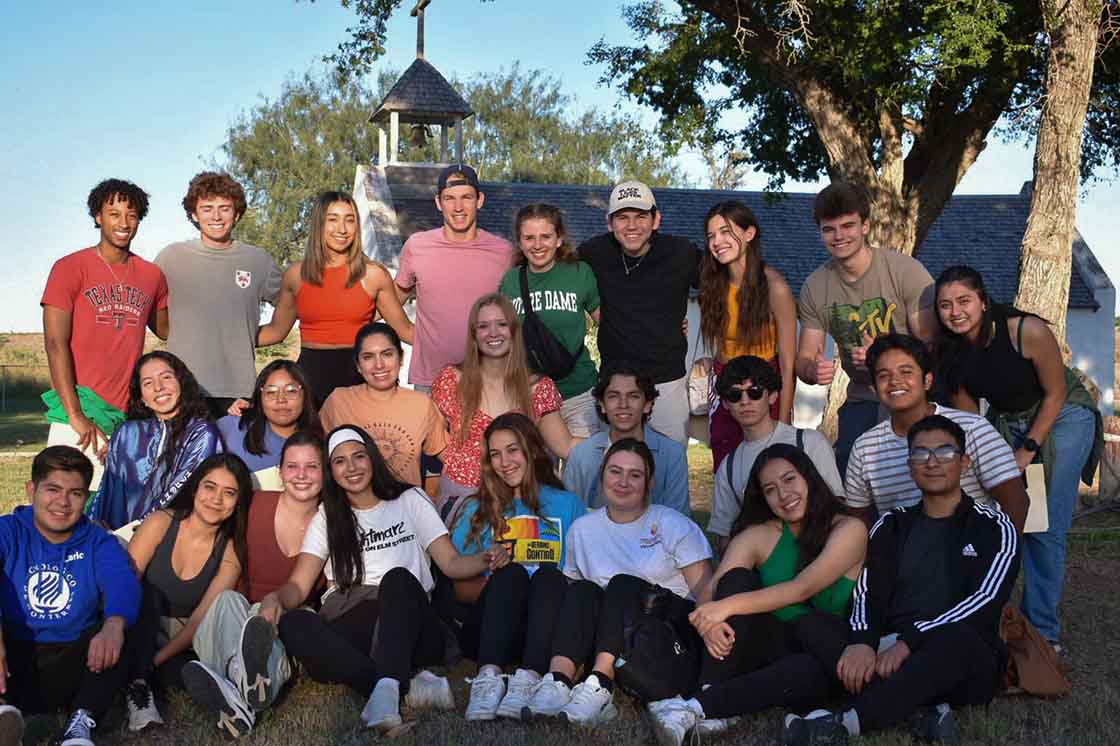 Grupo de voluntarias y voluntarios en la experiencia Border Trip: voluntariado en centro de migrantes en McAllen, Texas.