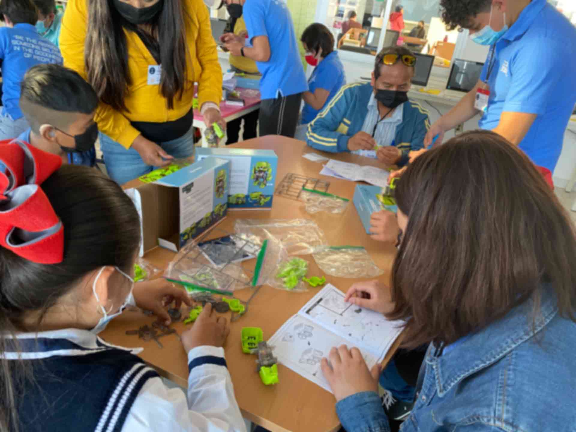 Niños construyendo robot